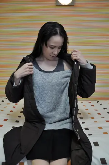 Fumi Okutani – Brunette Japanese MILF Peels Off Her Pantyhose and Spreads Her Pussy