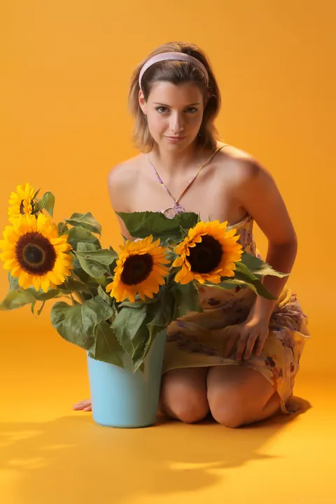 Blonde PAWG Shows Off Her Huge Tits and Curves in a Sunflower Field – photo 2 of 20