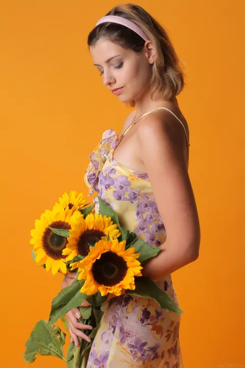 Blonde PAWG Shows Off Her Huge Tits and Curves in a Sunflower Field – photo 3 of 20