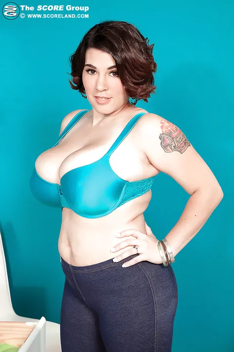 Elaina Gregory: Thick Brunette Strips Out of Her Jeans and a Skirt – photo 5 of 12