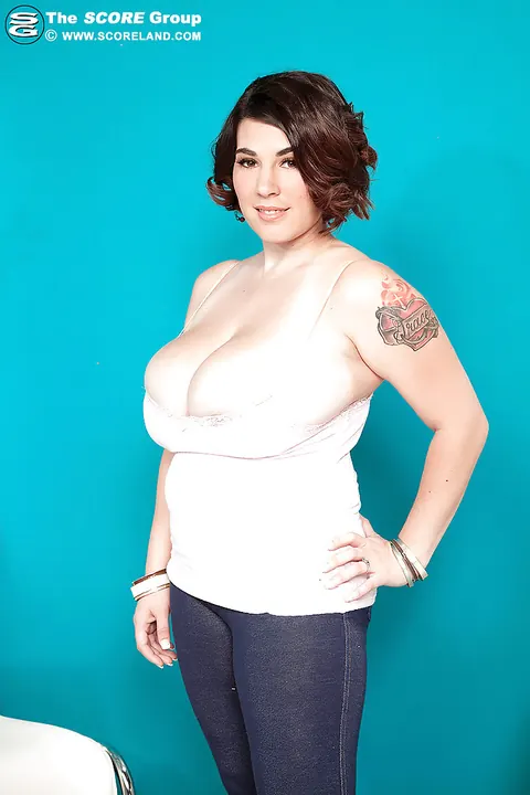 Elaina Gregory: Thick Brunette Strips Out of Her Jeans and a Skirt – photo 6 of 12