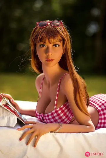 Woman Strips Out of Her Bikini Outdoors to Show Her Curves