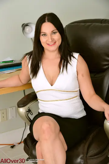 Roxy Reed – PAWG Spreads Her Shaved Pussy and Ass in the Office