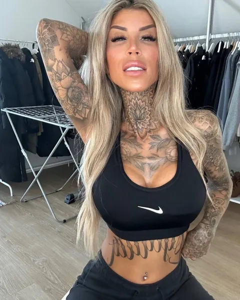 Tattooed Babe Strips Out of Her Bikini and Yoga Pants – photo 1 of 12