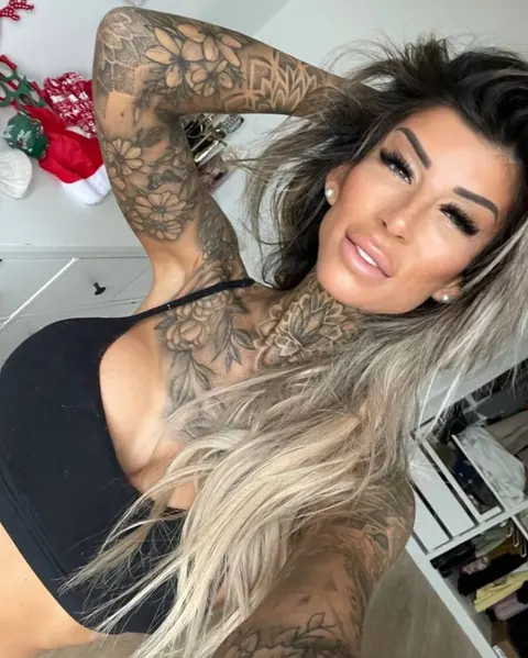 Tattooed Babe Strips Out of Her Bikini and Yoga Pants – photo 8 of 12