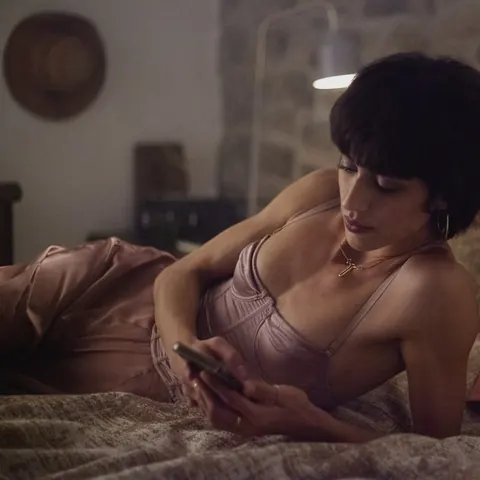 Bunnie Bennett: Short-Haired Brunette in Glasses Kisses and Fucks Outdoors – photo 11 of 20