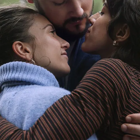 Bunnie Bennett: Short-Haired Brunette in Glasses Kisses and Fucks Outdoors – photo 16 of 20