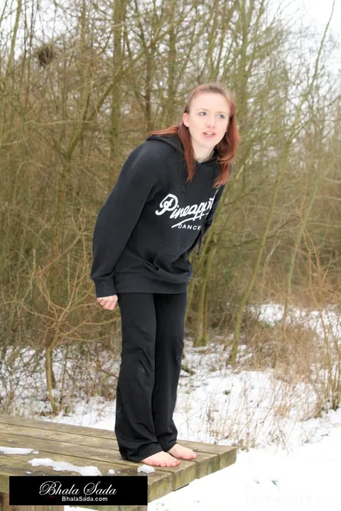 Pale Redhead MILF Lifts Hem Outdoors in Snow – photo 8 of 15