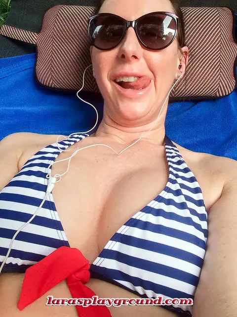 Lara Latex: Tall British MILF Strips Off Her Bikini and Stockings on the Beach – photo 16 of 20