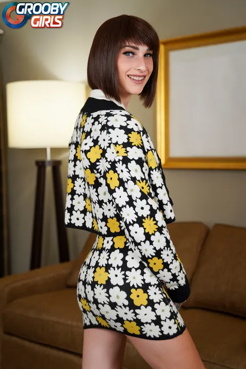 Slim Trans Brunette Undresses and Reveals Her Figure – photo 1 of 15