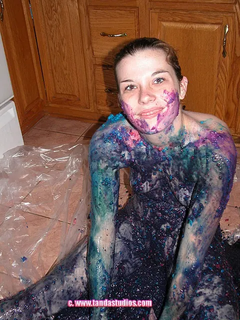 Amateur Woman Poses Nude and Turns Slowly – photo 21 of 21