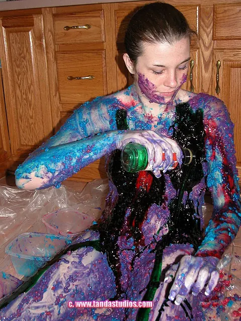 Amateur Woman Poses Nude and Turns Slowly – photo 14 of 21