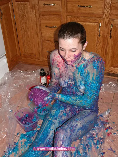 Amateur Woman Poses Nude and Turns Slowly – photo 8 of 21