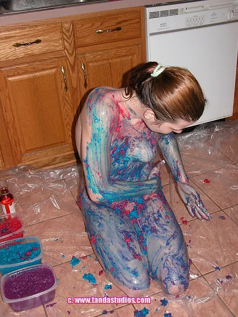 Amateur Woman Poses Nude and Turns Slowly – photo 4 of 21