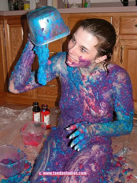 Amateur Woman Poses Nude and Turns Slowly – photo 12 of 21