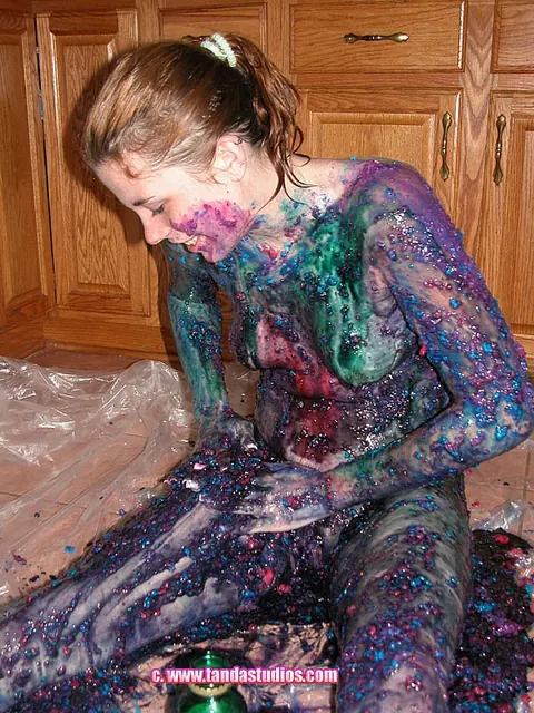 Amateur Woman Poses Nude and Turns Slowly – photo 16 of 21