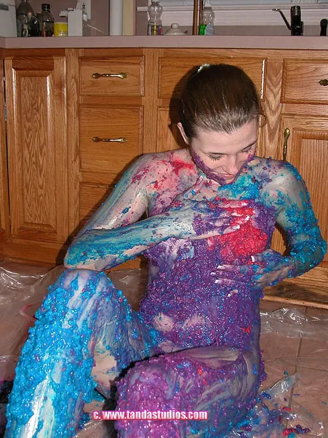 Amateur Woman Poses Nude and Turns Slowly – photo 9 of 21