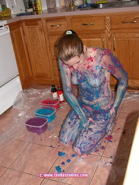 Amateur Woman Poses Nude and Turns Slowly – photo 5 of 21