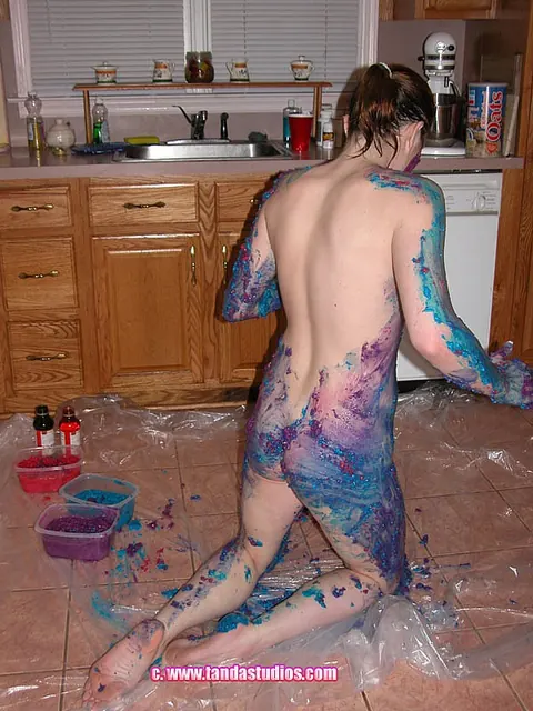 Amateur Woman Poses Nude and Turns Slowly – photo 7 of 21