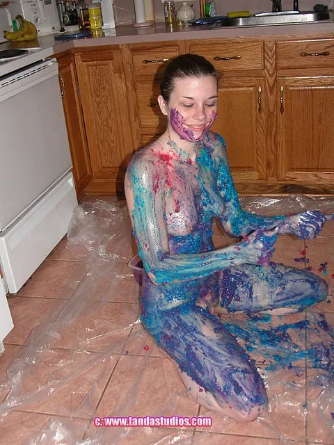 Amateur Woman Poses Nude and Turns Slowly – photo 6 of 21