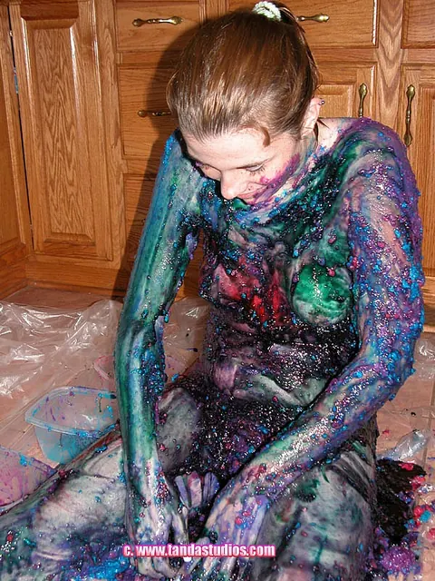 Amateur Woman Poses Nude and Turns Slowly – photo 15 of 21
