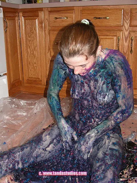 Amateur Woman Poses Nude and Turns Slowly – photo 18 of 21