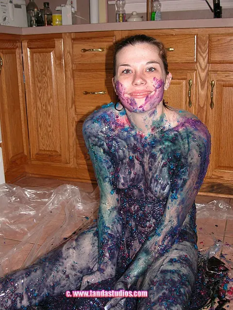 Amateur Woman Poses Nude and Turns Slowly – photo 19 of 21