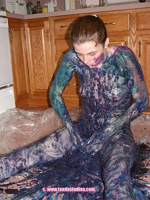 Amateur Woman Poses Nude and Turns Slowly – photo 20 of 21