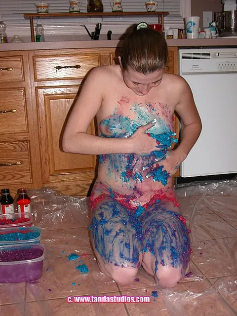 Amateur Woman Poses Nude and Turns Slowly – photo 2 of 21