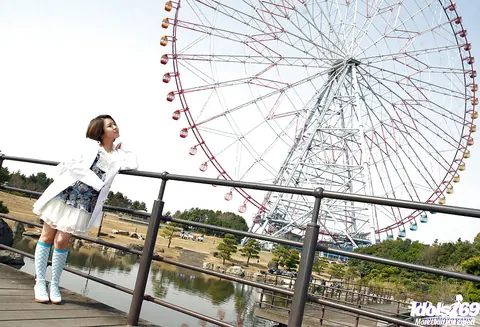 Taeko: Japanese Brunette Flashes Her Tits in a Skirt Outdoors – photo 2 of 15