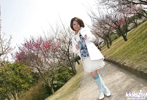 Taeko: Japanese Brunette Flashes Her Tits in a Skirt Outdoors – photo 9 of 15