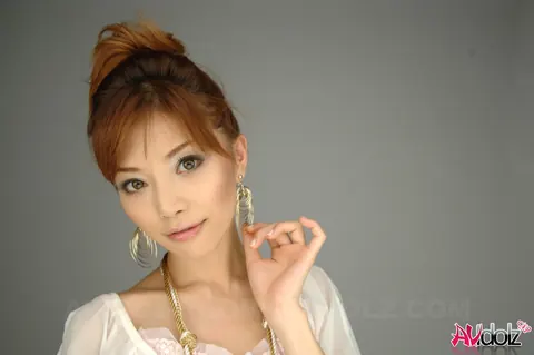 Akane Hotaru: Japanese Redhead MILF Poses in Shorts and Heels – photo 11 of 15