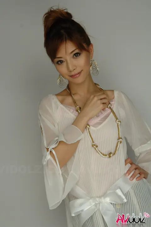 Akane Hotaru: Japanese Redhead MILF Poses in Shorts and Heels – photo 3 of 15
