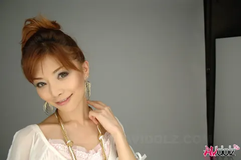 Akane Hotaru: Japanese Redhead MILF Poses in Shorts and Heels – photo 12 of 15