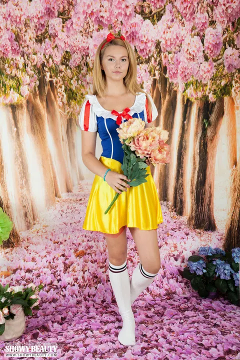 Blonde Snow White Cosplayer Spreads Her Shaved Pussy in Knee Socks – photo 1 of 20