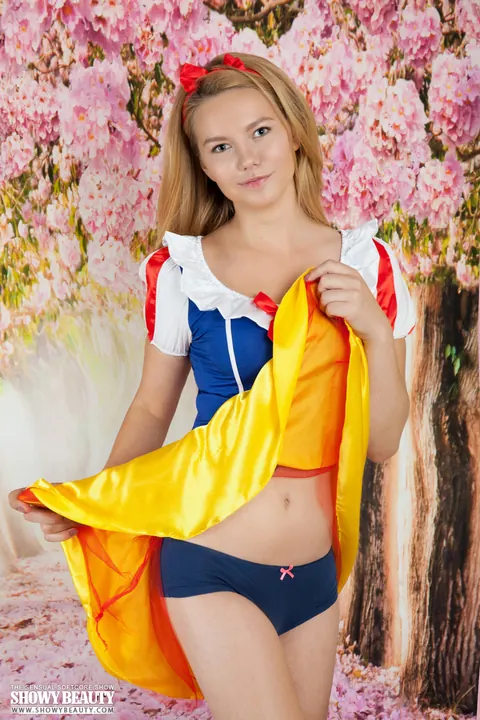 Blonde Snow White Cosplayer Spreads Her Shaved Pussy in Knee Socks – photo 2 of 20