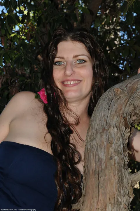 Sabrina Deep: Tall Canadian Brunette MILF Spreads Outdoors in Shorts – photo 13 of 21