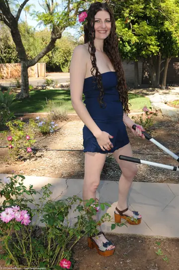 Tall Canadian Brunette MILF Spreads Outdoors in Shorts