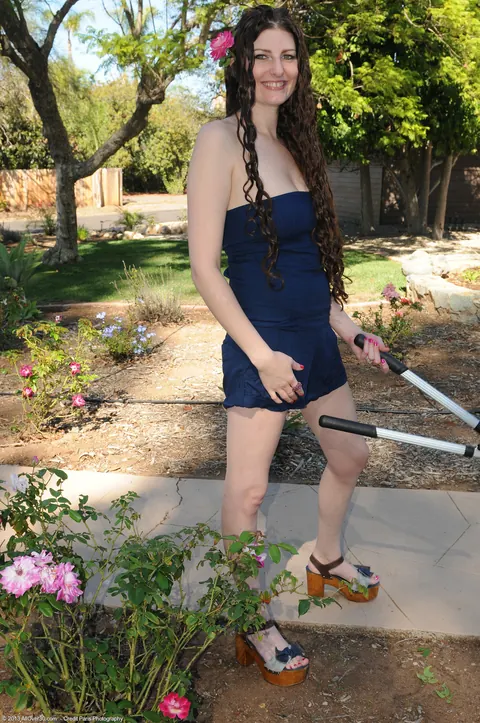 Sabrina Deep: Tall Canadian Brunette MILF Spreads Outdoors in Shorts – photo 1 of 21