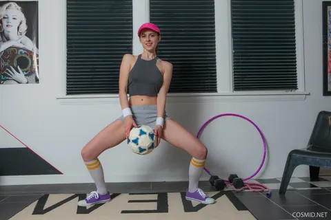April Grantham: Athletic Brunette MILF Strips Off Her Socks and Spreads – photo 2 of 16