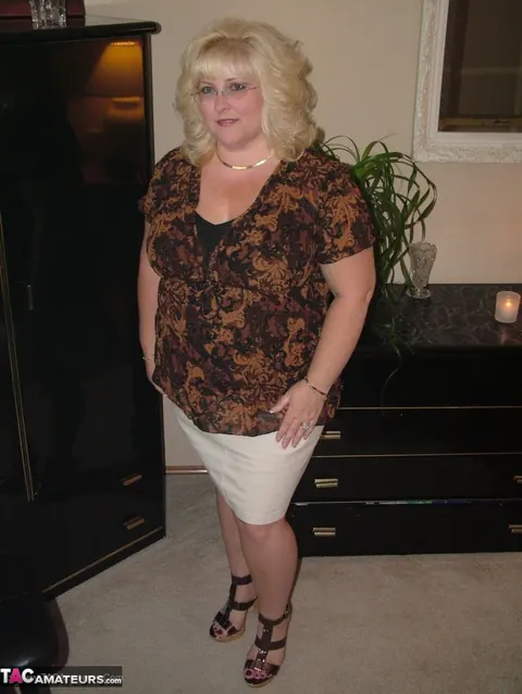 Taffy Spanx: Curvy Blonde MILF Cups Her Big Tits in Lingerie and Glasses – photo 1 of 16