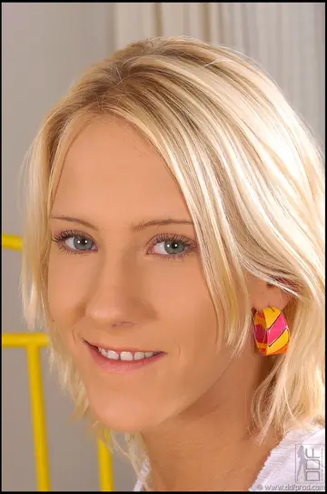 Justine Ashley – Tattooed European Blonde Takes Anal in Threesome Cumshot