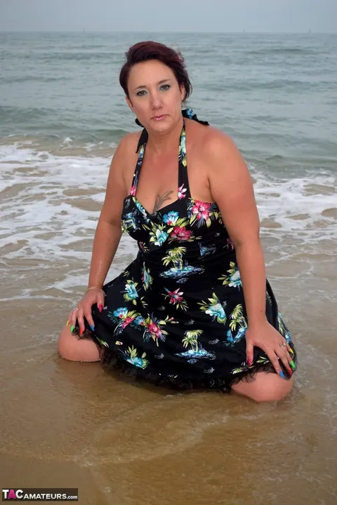 Sarah Banks: Ebony BBW Lifts Her Skirt and Spreads on the Beach – photo 4 of 16