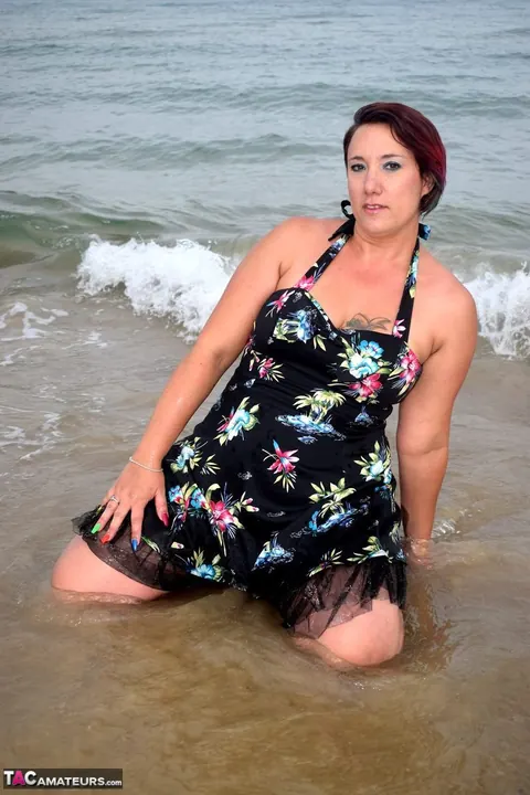 Sarah Banks: Ebony BBW Lifts Her Skirt and Spreads on the Beach – photo 6 of 16