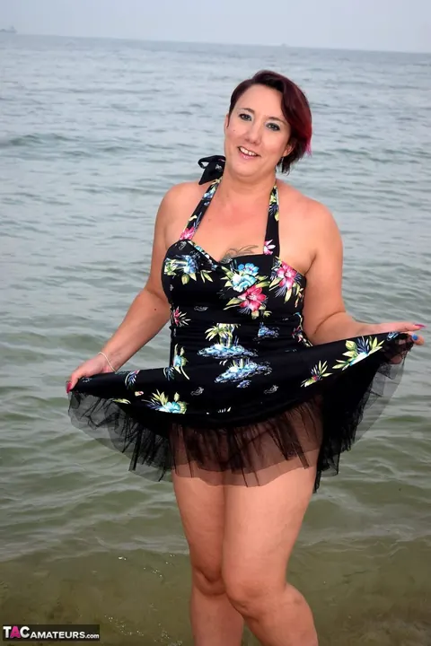 Sarah Banks: Ebony BBW Lifts Her Skirt and Spreads on the Beach – photo 7 of 16