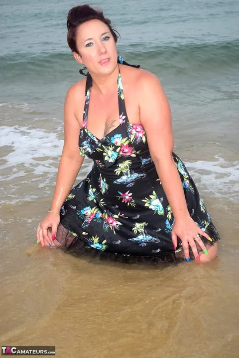 Sarah Banks: Ebony BBW Lifts Her Skirt and Spreads on the Beach – photo 5 of 16