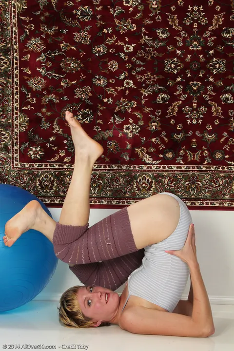 Katrina Mathews: Mature Blonde PAWG Spreads Her Ass in Yoga Poses – photo 4 of 15