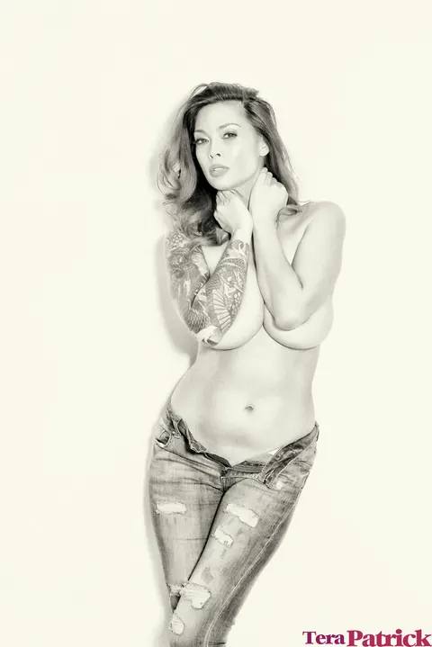 Tera Patrick: Tall Thai MILF in Jeans Reveals Her Enhanced Tits – photo 9 of 17