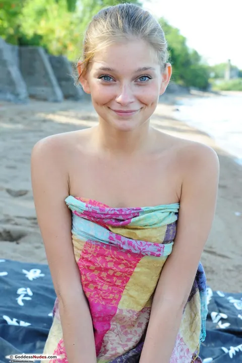 Woman Spreads Her Pussy on the Beach – photo 11 of 16