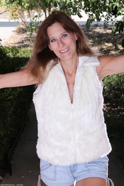 Jay Dee: Brunette MILF Pulls Aside Her Shorts and Spreads Outdoors – photo 2 of 21
